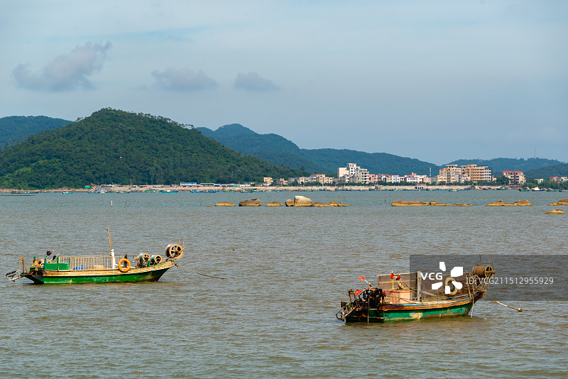 广东省阳江市海陵岛东岛西侧浅海中的渔船图片素材