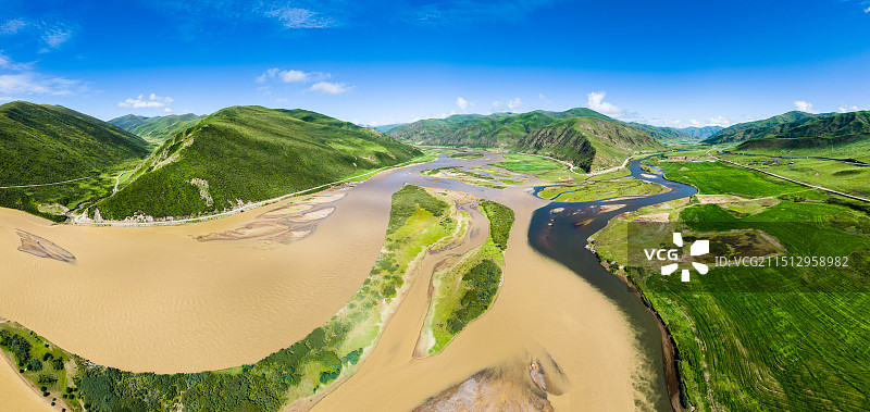 青海果洛甘德县下藏科乡东科曲与黄河交汇处图片素材