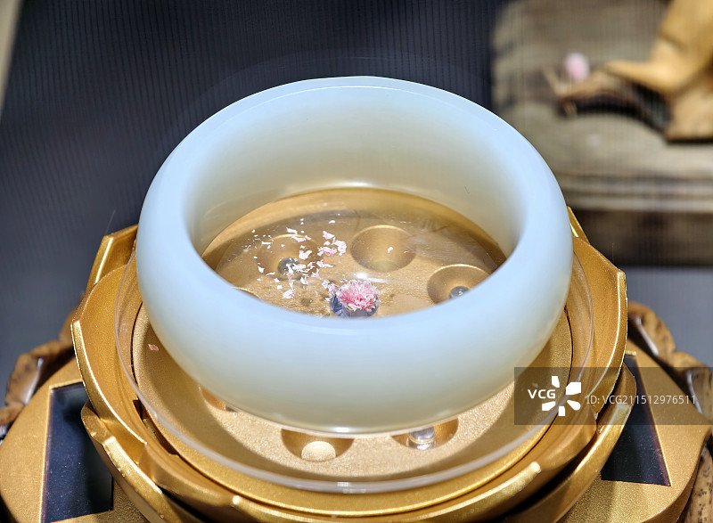 新疆和田玉白玉手镯图片素材