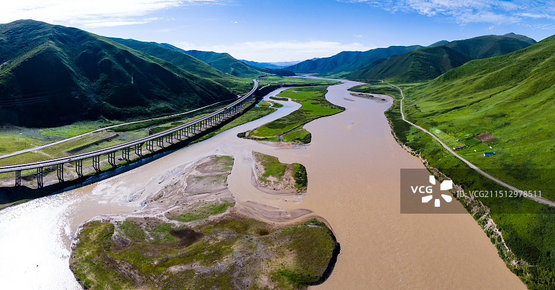 青海果洛甘德县下藏科乡东科曲与黄河交汇处图片素材