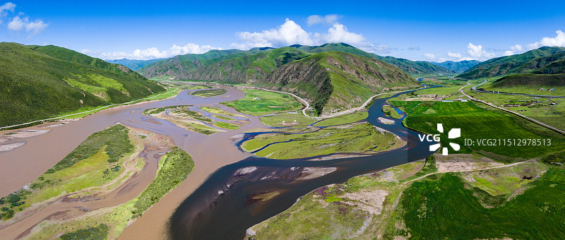 青海果洛甘德县下藏科乡东科曲与黄河交汇处图片素材