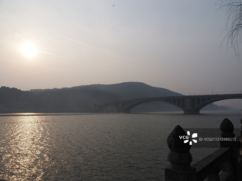 洛阳龙门石窟龙门河及大桥图片素材