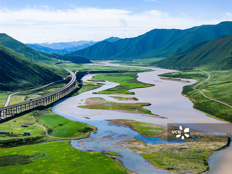 青海果洛甘德县下藏科乡黄河风光德马高速穿行黄河岸边图片素材