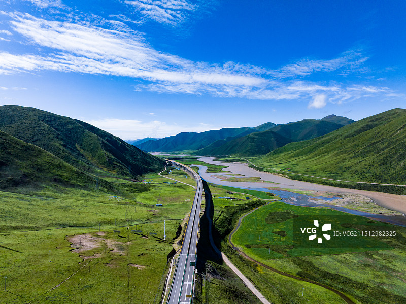 青海果洛甘德县下藏科乡黄河风光德马高速穿行黄河岸边图片素材