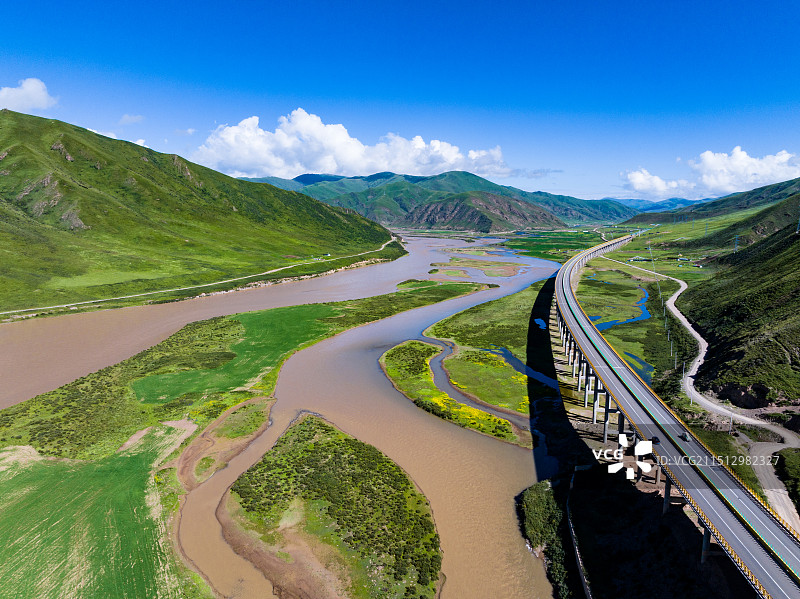 青海果洛甘德县下藏科乡黄河风光德马高速穿行黄河岸边图片素材