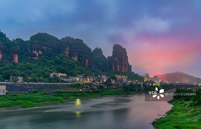 黎明中的沿江小镇——韶关乐昌武江沿岸坪石镇图片素材