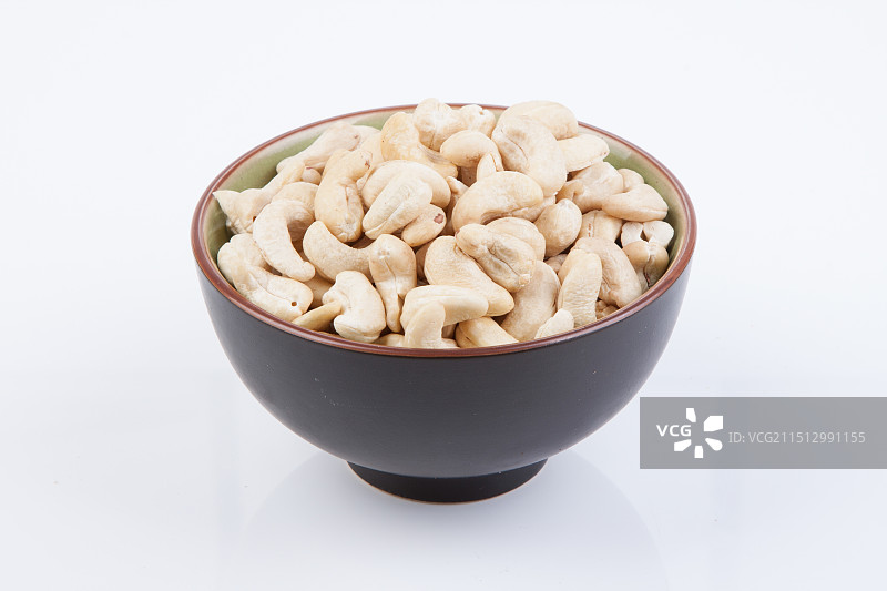 影棚拍摄白色背景腰果果仁坚果特写图片素材