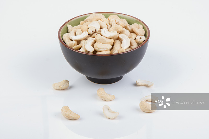 影棚拍摄白色背景腰果果仁坚果特写图片素材