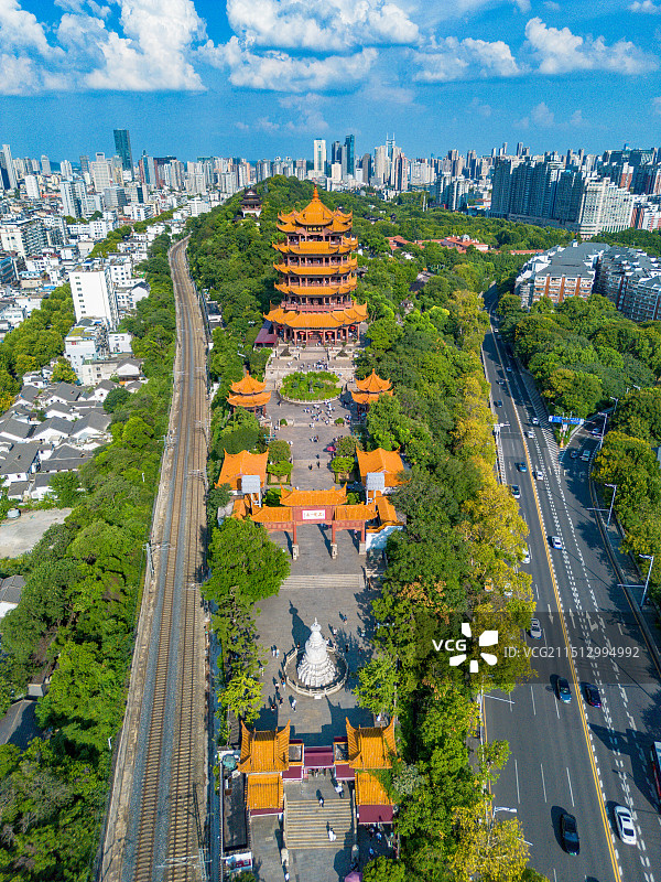 湖北省武汉市地标建筑黄鹤楼与长江都市天际线夏季户外风光航拍视角图片素材