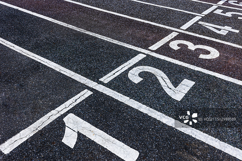 长期便用后己明显斑驳陈旧的田径比赛跑道图片素材