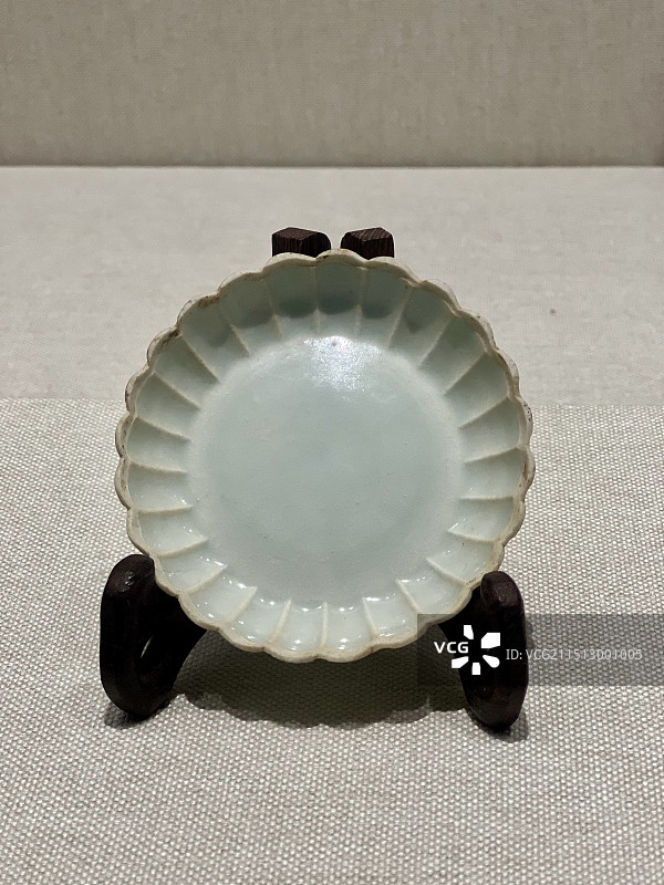 深圳古代艺术馆· 景德镇窑青白釉菊瓣芒口碟·南宋图片素材