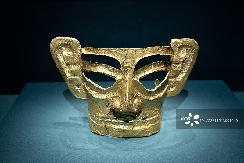 北京大运河博物馆展出的三星堆出土文物金面罩图片素材