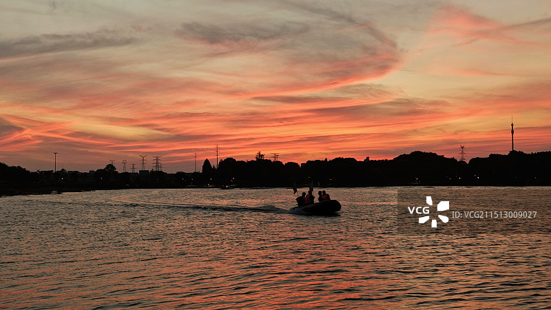 夕阳下的金沙湖公园图片素材