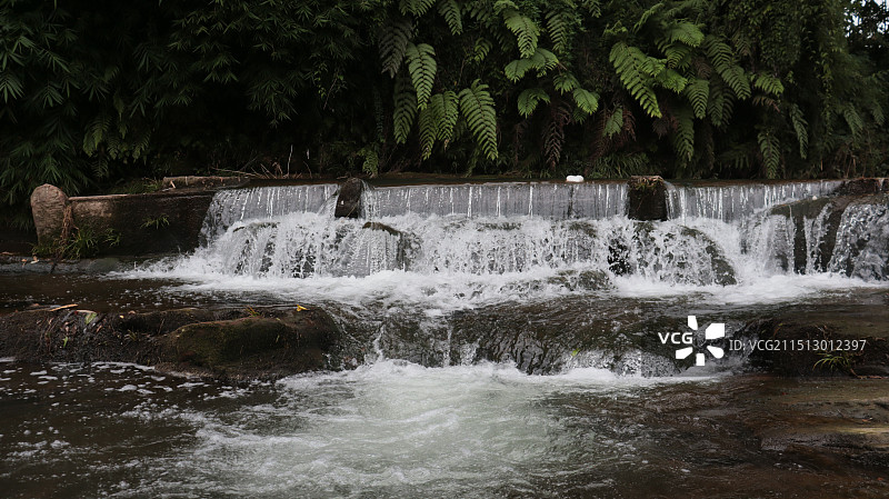 涓涓流水图片素材