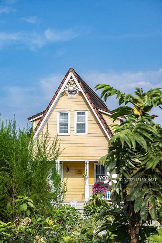 花园中的小木屋别墅图片素材
