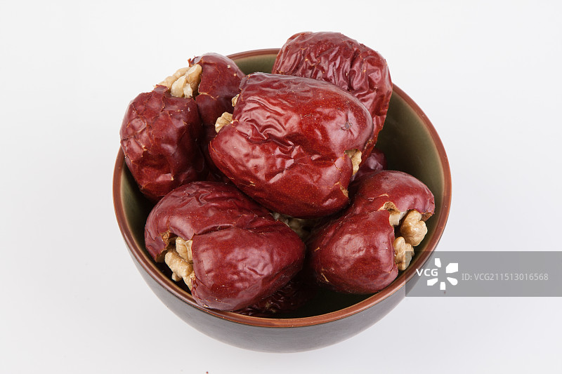 影棚拍摄白色背景红枣夹核桃坚果零食特写图片素材