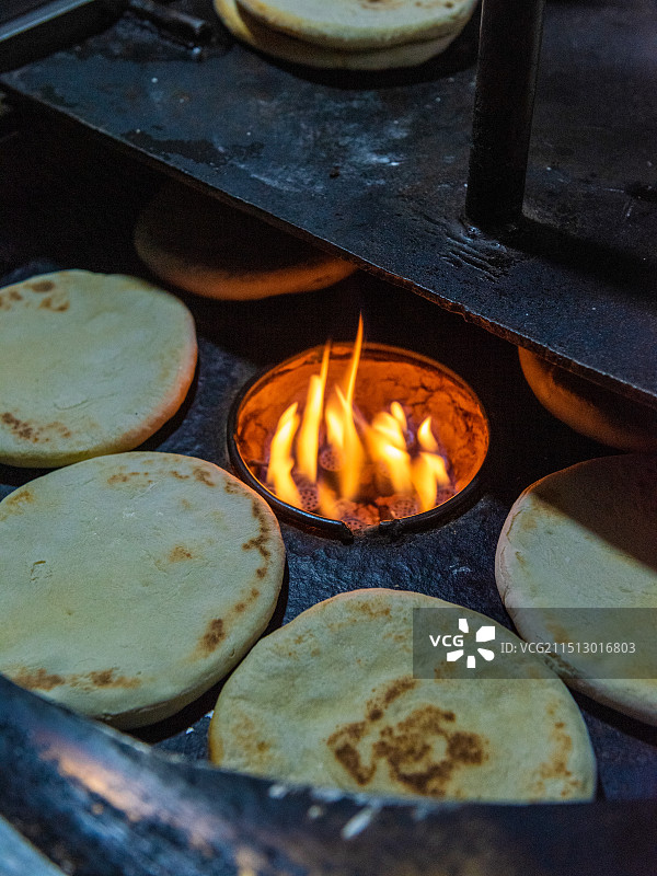 河南开封夜市夜宵摊特色美食面食饼白吉馍烤制过程图片素材