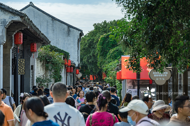 国庆时的苏州平江路人山人海图片素材