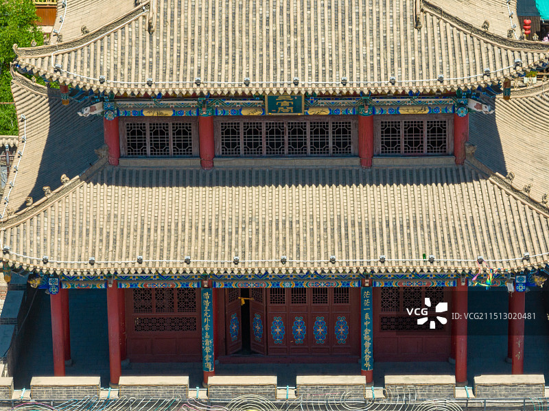 航拍河口古镇地处兰州市西固区黄河北岸，古色古香的中式传统建筑，背面莲花山上有藏传佛教寺庙图片素材