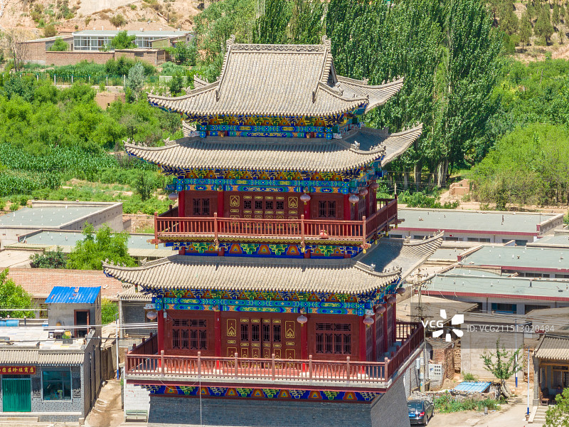 航拍河口古镇地处兰州市西固区黄河北岸，古色古香的中式传统建筑，背面莲花山上有藏传佛教寺庙图片素材