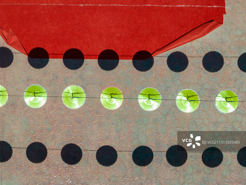 航拍河口古镇地处兰州市西固区黄河北岸，古色古香的中式传统建筑，四合院里排列整齐的阳伞图片素材