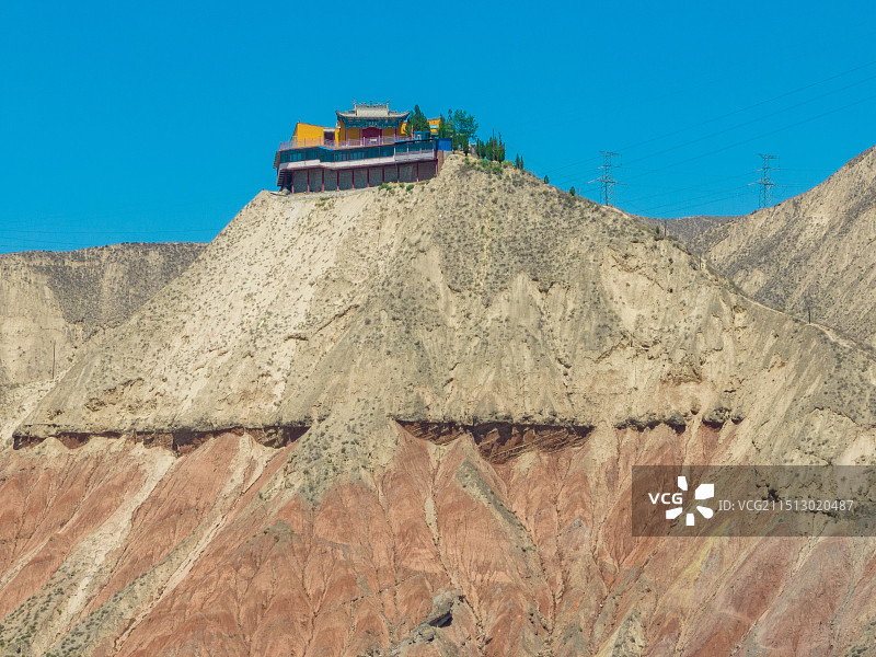 航拍河口古镇地处兰州市西固区黄河北岸，古色古香的中式传统建筑，背面莲花山上有藏传佛教寺庙图片素材