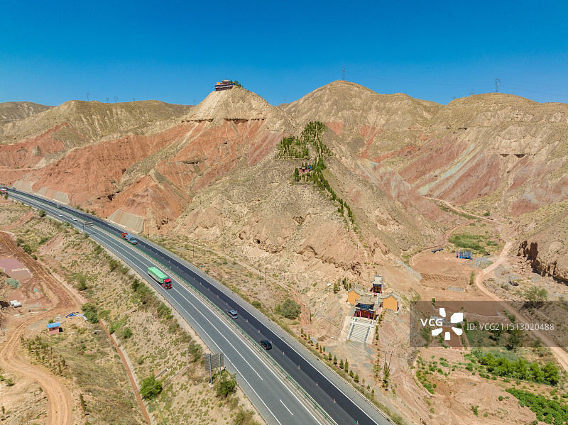 航拍河口古镇地处兰州市西固区黄河北岸，古色古香的中式传统建筑，背面莲花山上有藏传佛教寺庙图片素材