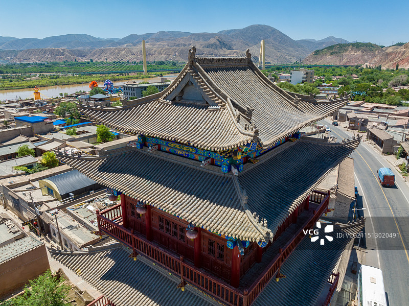 航拍河口古镇地处兰州市西固区黄河北岸，古色古香的中式传统建筑，背面莲花山上有藏传佛教寺庙图片素材