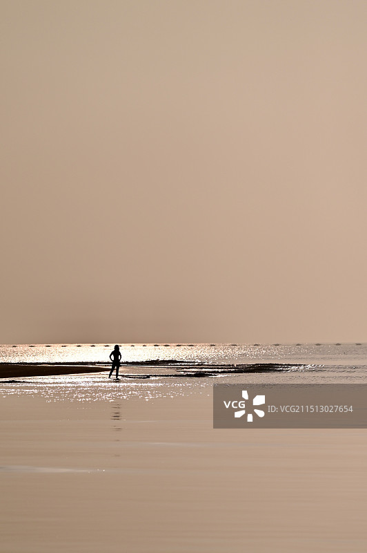 青岛城市阳台日出剪影图片素材