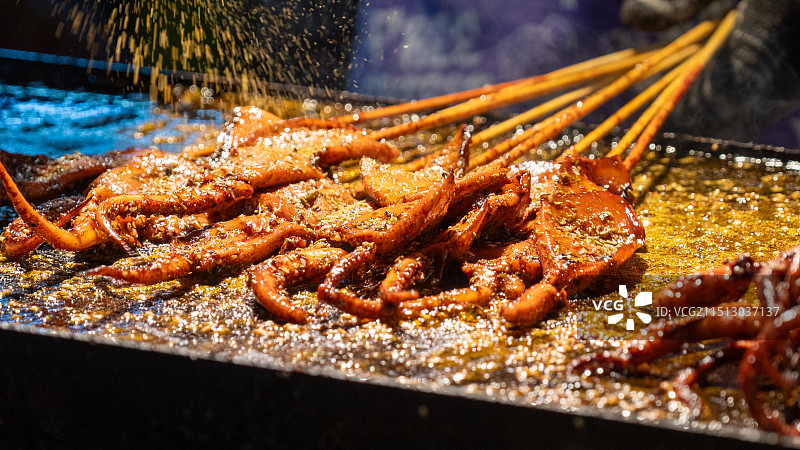 铁板鱿鱼的制作过程特写镜头图片素材
