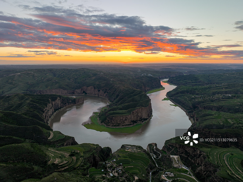航拍内蒙古呼和浩特老牛湾黄河大峡谷黄河大拐弯晚霞夕阳图片素材
