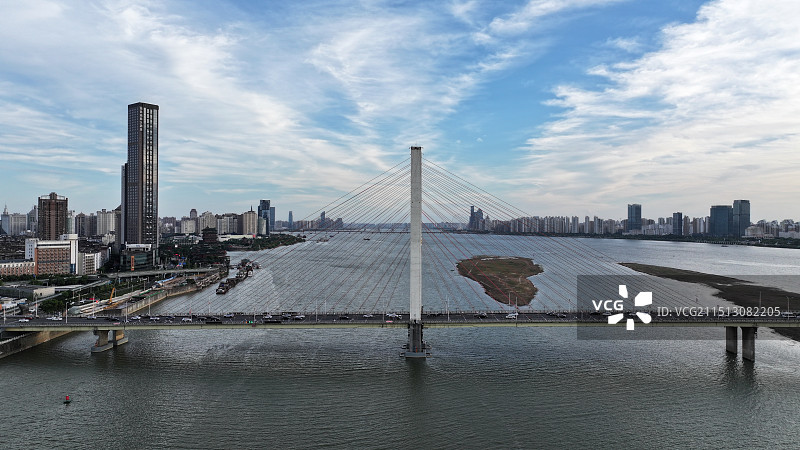 蓝天白云下航拍江西南昌赣江八一大桥以及滕王阁和两岸的高楼大厦图片素材