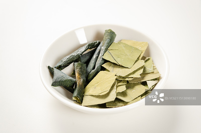 养生瘦身茶冬瓜皮荷叶茶的食材放在白色碟子里图片素材