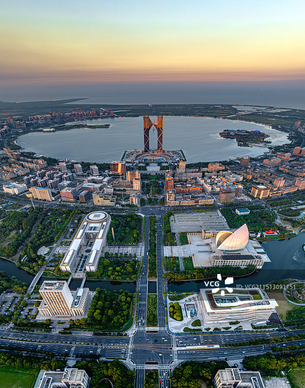 城市发展的中轴线 上海临港新城 滴水湖中银金融中心 申港大道 环湖对称建设的新城市图片素材