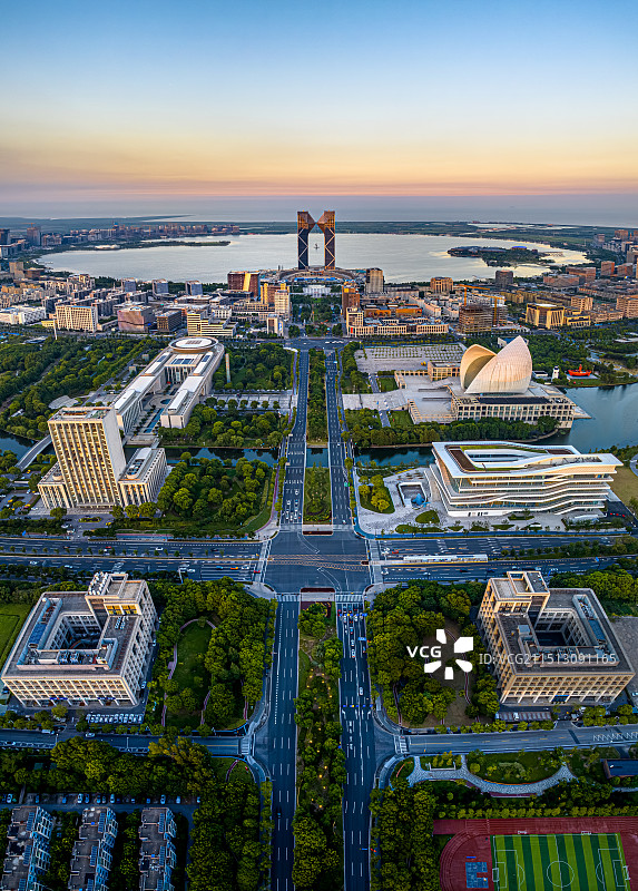 城市发展的中轴线 上海临港新城 滴水湖 中银金融中心 申港大道 环湖对称建设的新城市图片素材