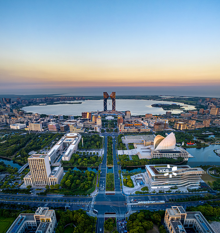 城市发展的中轴线 上海临港新城 滴水湖 中银金融中心 申港大道 环湖对称建设的新城市图片素材