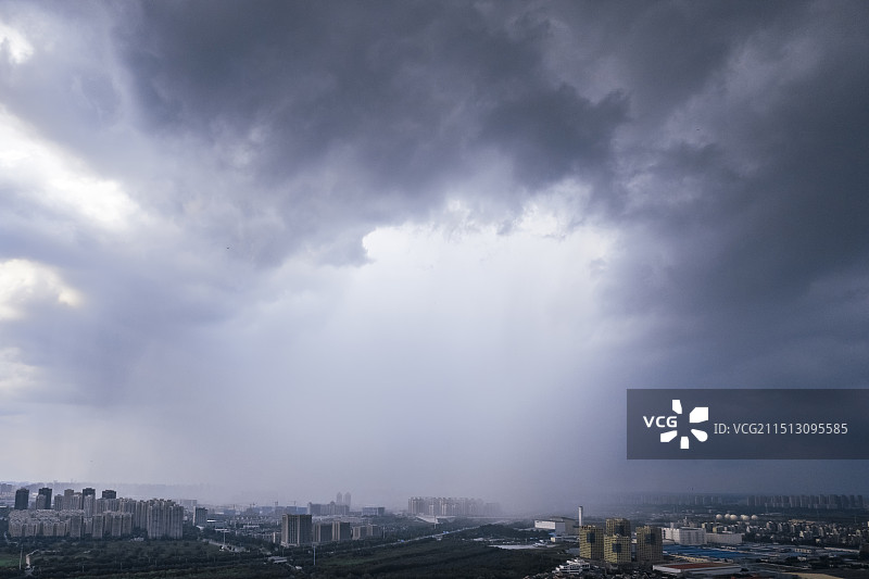 城市上空的暴雨倾泻而下图片素材