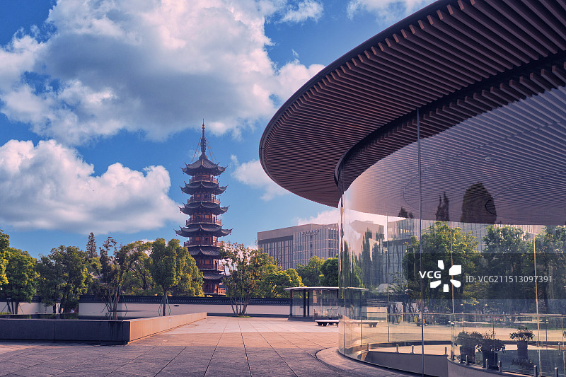 夏日清晨航拍龙华古寺图片素材