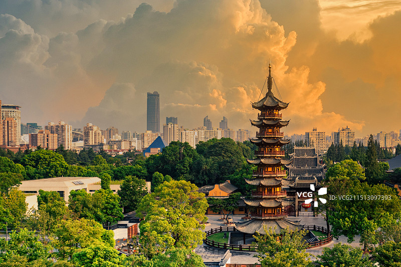 夏日清晨航拍龙华古寺图片素材