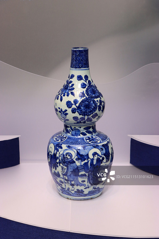北京大运河博物馆展出的明万历青花八仙花卉葫芦瓶图片素材