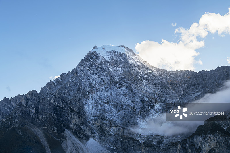 清晨，夏诺多吉神山逐渐在云层下显露的他的真身图片素材