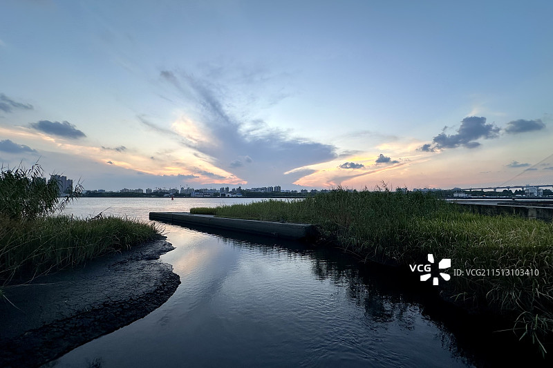 傍晚日落时分，上海浦东三林滨江，黄埔江边的晚霞风景，和远处的城市建筑，城市天际线图片素材