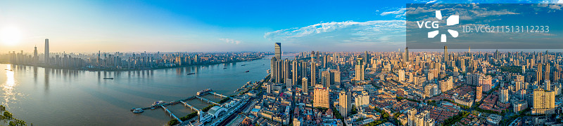 湖北武汉清晨日出朝霞城市天际线全景图片素材