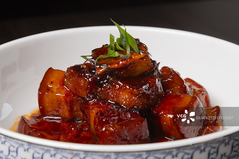 东坡肉红烧肉在白色碗中-中国传统浙菜美食图片素材