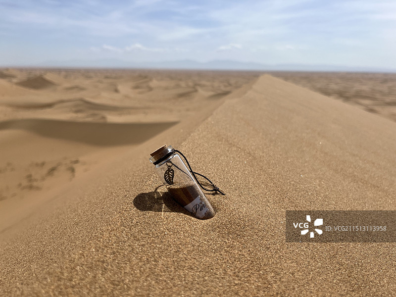 凤飞九天+七彩祥云----腾格里沙漠徒步图片素材