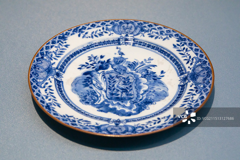 扬州博物馆青花徽章花卉纹瓷盘 清·乾隆瑞典格里尔(Grill)家族1755年定制图片素材