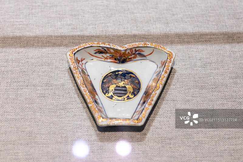 扬州博物馆展出文物青花广彩描金花卉纹蜜饯碟英国南海公司董事休奇·雷蒙德定制图片素材