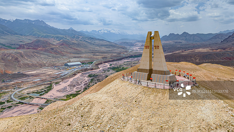 中国最晚落日的地方-新疆乌恰西极石碑图片素材