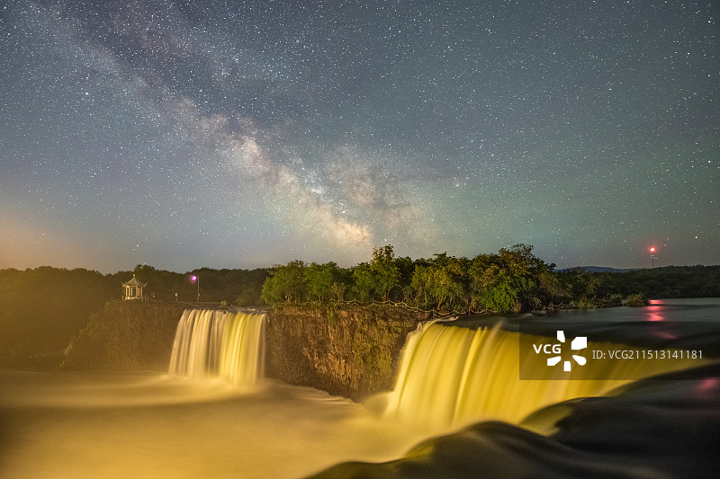 镜泊湖吊水楼瀑布上的银河图片素材