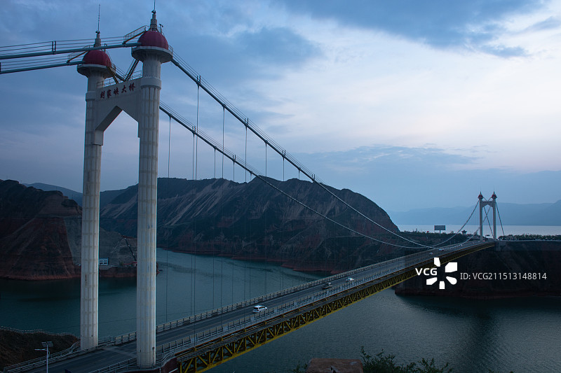 甘肃临夏东乡县刘家峡水库大桥傍晚自然风光图片素材